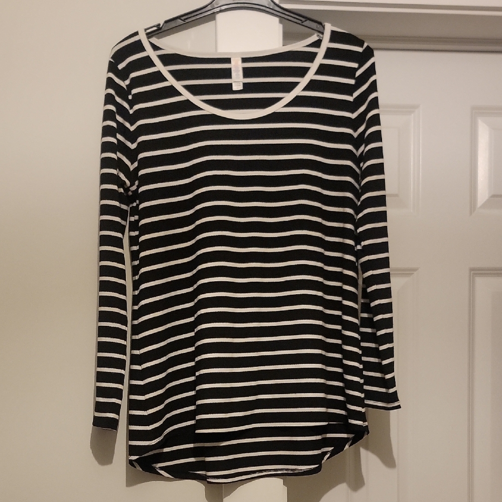 LuLaRoe Long Sleeve Top Size Lareg Black And White Stripes - Picture 4 of 6